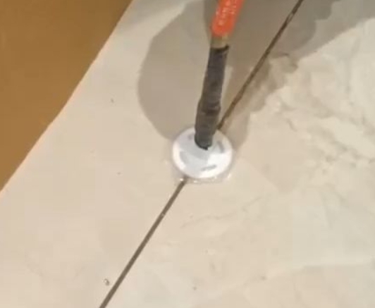 金牛瓷砖空鼓维修公司专业解答瓷砖在铺贴过程中，如果没有涂抹均匀到位的粘结材料（如水泥砂浆或瓷砖胶），可能会导致以下问题